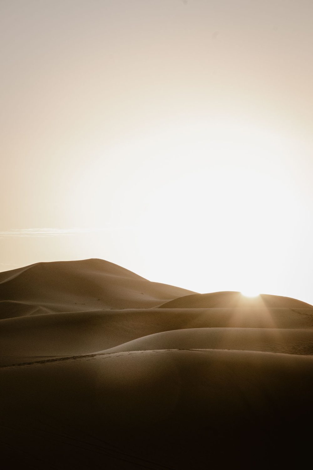 Minimalistic photograph of the sunset in the Moroccan dessert.